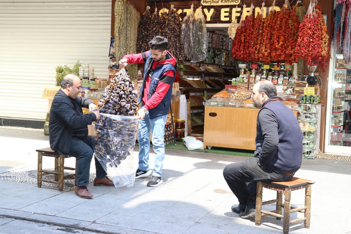 Gaziantep’te vatandaşlar güneşli havayı görünce ‘Evde Kal’madı